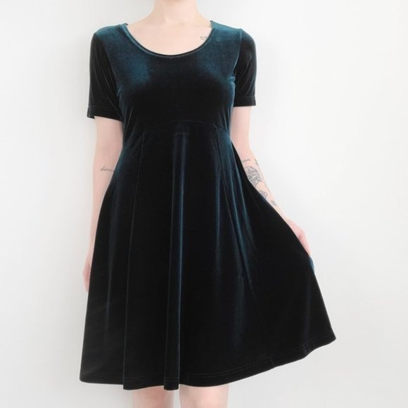 Vintage Dresses & Skirts - Vintage Short Sleeve Fit & Flare Green Velvet Dress